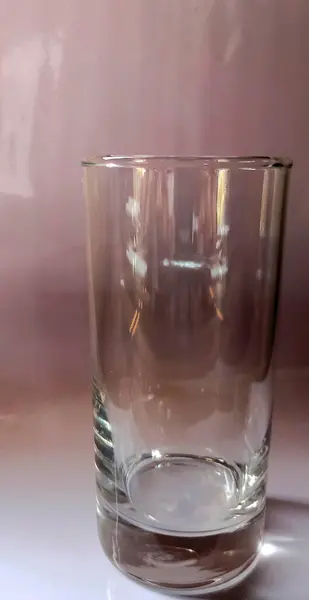 Beyaz arkaplanda bir bardak su