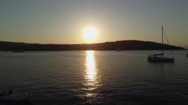 Hırvatistan 'ın Solta Adası' ndaki altın günbatımı, bir İHA 'dan çarpıcı bir 4K ile ele geçirildi. Sakin deniz, engebeli kıyı şeridi ve ılık akşam ışığı huzurlu bir Akdeniz manzarası yaratır..