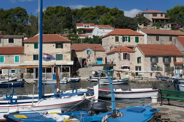 Maslinica 'nın Manzaralı Limanı, Solta Adası, Hırvatistan - Adriyatik Sahil Güzelliği