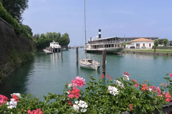 Kanalda tekneler, Peschiera del Garda, İtalya