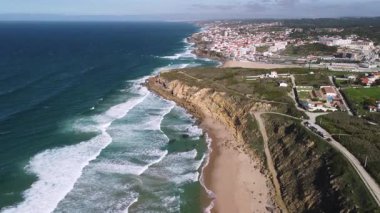 Praia Grande 'den Mas View' e. Portekiz 'deki Praia Grande' nin çarpıcı 4K insansız hava aracı görüntüleri. Güçlü Atlantik dalgaları ve manzaralı uçurumlar..
