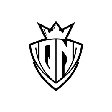 Keskin üçgen kalkan şekilli QN Kalın harf logosu beyaz arkaplan şablonu üzerinde beyaz ana hatlı taç