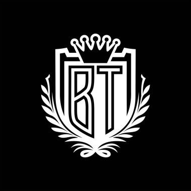 BT Letter logosu kraliyet kalkanı şeklinde taç, siyah arkaplan şablonu dizaynında vintage kalkan