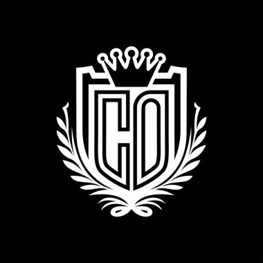 CO Harf logosu kraliyet kalkanı şeklinde ve taç, siyah arkaplan şablonu dizaynında vintage kalkan