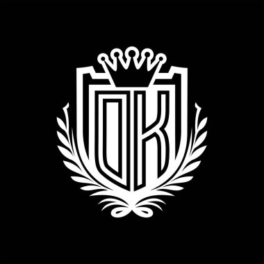 DK Letter logosu kraliyet kalkanı şeklinde ve kaplama şeklinde, siyah arkaplan şablonu üzerinde antika bir kalkan.