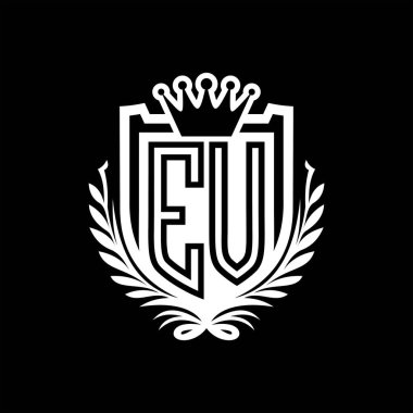EV Letter logosu kraliyet kalkanı şeklinde ve taç, siyah arkaplan şablonu üzerinde vintage kalkan.
