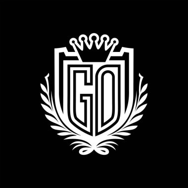 GO Harf logosu kraliyet kalkanı şeklinde ve taç, siyah arkaplan şablonu tasarımında vintage kalkan
