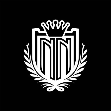NN Letter logosu kraliyet kalkanı şeklinde ve taç, siyah arkaplan şablonu üzerinde vintage kalkan.