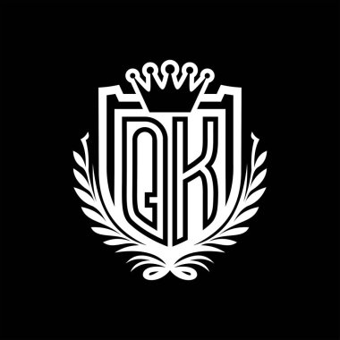 QK Harf logosu kraliyet kalkanı şeklinde ve taç, siyah arkaplan şablonu dizaynında vintage kalkan