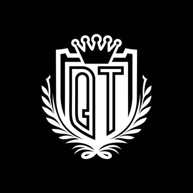 QT Letter logosu kraliyet kalkanı şeklinde ve taç, siyah arkaplan şablonu dizaynında vintage kalkan