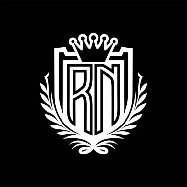 RN Letter logosu kraliyet kalkanı şeklinde ve taç, siyah arkaplan şablonu üzerinde vintage kalkan.