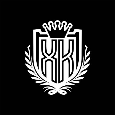 XK Letter logosu kraliyet kalkanı şeklinde ve taç, siyah arkaplan şablonu üzerinde vintage kalkan