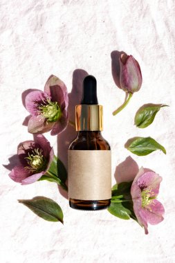 Kozmetik ürün reklam şablonu, serum modeli, lüks cilt bakımı konsepti. Düz yatış, metin için yer.