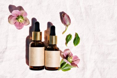 Kozmetik ürün reklam şablonu, serum modeli, lüks cilt bakımı konsepti. Doğal organik kozmetik konsepti. Düz yatış, metin için yer.