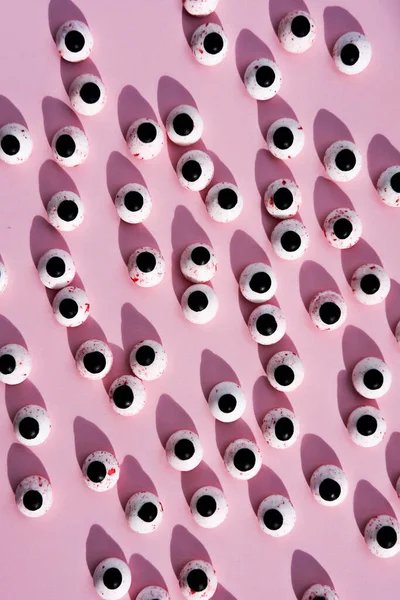 Dużo Okrągłych Plastikowych Oczu Lalek Różowym Tle Leżeć Płasko Obraz — Zdjęcie stockowe
