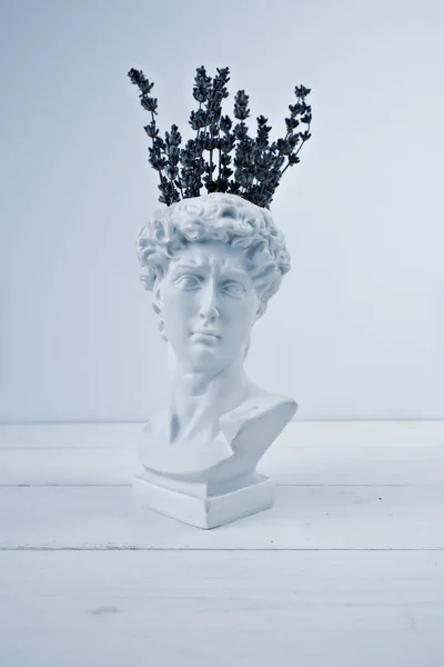 ラベンダーの花束と白い背景にデビッドの頭のプラスターバスト 横表示 縦表示 — ストック写真