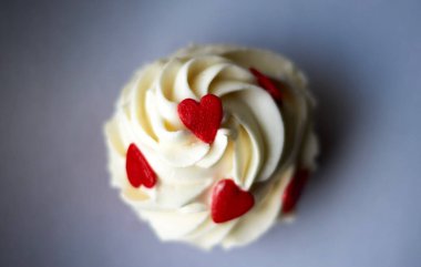 Beyaz arka planda kalplerle süslenmiş muhallebi keki..