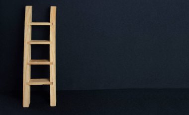 Siyah arka planda boş ahşap merdiven. metin için yer