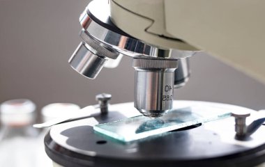 Tıbbî bir ofiste mikroskop. Sağlık hizmetleri kavramı.