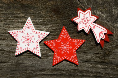 Ahşap bir arka planda Noel ağacı için Noel ağacı süslemeleri.