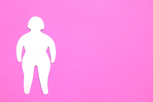ピンクを背景にフル成長した太った女性の体の紙のシルエット 体のポジティブな概念 平置き テキスト用の場所 — ストック写真