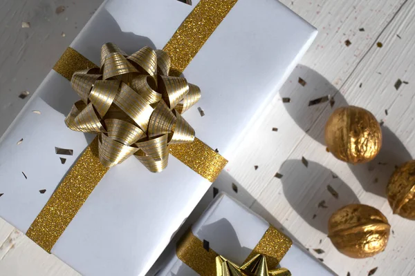 Karácsonyi Ajándékdobozok Fehér Papír Arany Íjak Között Csillogás Dekoráció — Stock Fotó