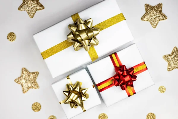Három Ajándék Dobozok Fényes Íjak Fehér Alapon Karácsonyi Dekorációk — Stock Fotó