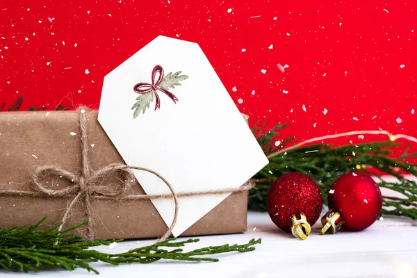 Papír Ajándék Doboz Fehér Címkével Közel Ágak Egy Karácsonyfa Egy — Stock Fotó