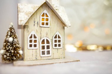 Noel ağacının yanındaki oyuncak evi. Noel günü ve yeni yıl gününde aksesuarlar. Noel arkaplanı.