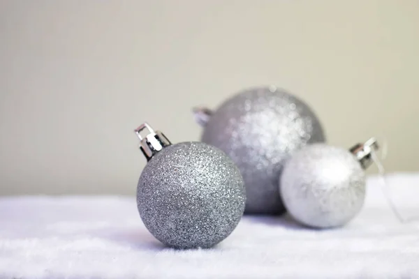 Noel Arkaplanı Gri Arka Planda Gümüş Renkli Noel Topları Metin — Stok fotoğraf