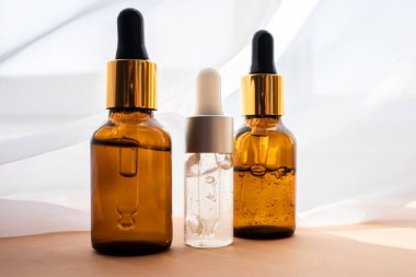 Hyaluronik asit ya da özü olan cam şişeler. Kopyalama alanı ile ön görünüm.