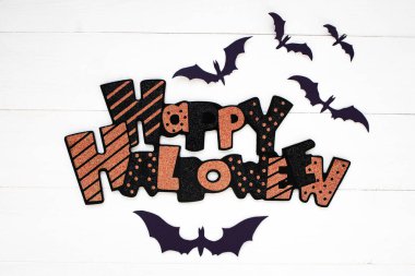 Beyaz ahşap arka planda üzerinde 