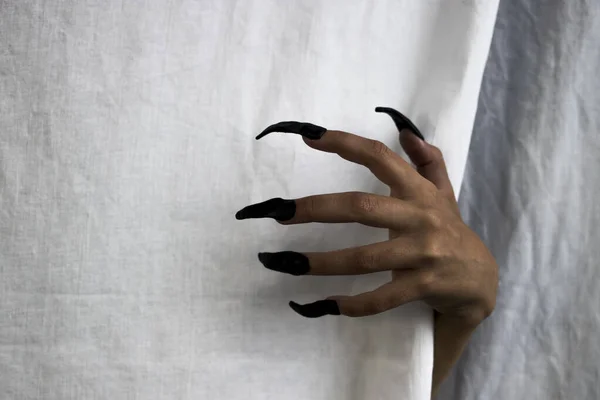 Motyw Halloween Zombie Ręka Czarnymi Paznokciami Tle Białego Prześcieradła Miejsce — Zdjęcie stockowe