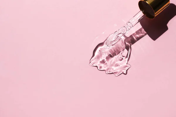 Uma Gota Ácido Hialurônico Uma Pipeta Vidro Fundo Rosa Vista — Fotografia de Stock
