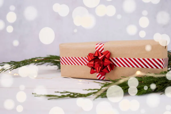 레프트 종이로 크리스마스 선물은 가지들의 배경에 놓여져 — 스톡 사진