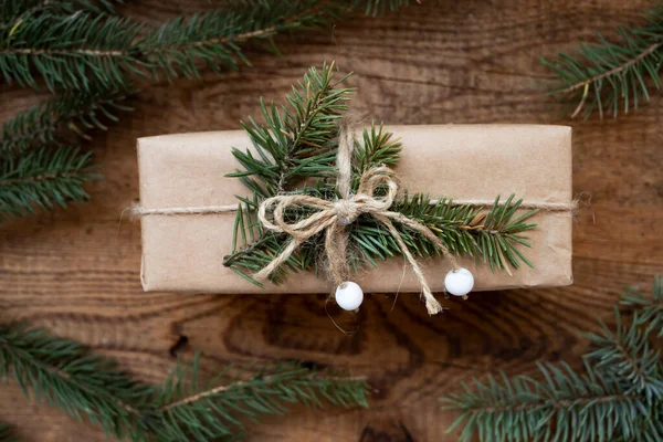 위에는 수공예 종이에 선물을 상자와 가문비나무 가지가 위에서 크리스마스 — 스톡 사진
