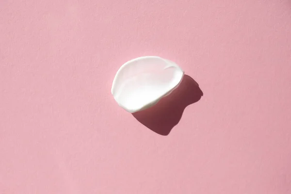 Uno Striscio Crema Idratante Bianca Getta Ombra Sullo Sfondo Rosa — Foto Stock