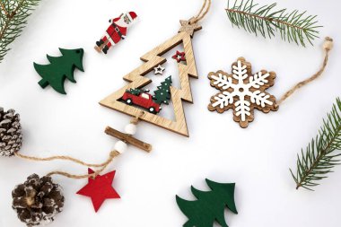Beyaz arka planda Noel süslemeleri. Yan görünüm.