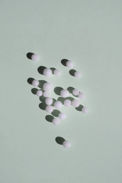 Pílulas Homeopáticas São Espalhadas Fundo Verde Claro Estilo Plano Espaço — Fotografia de Stock