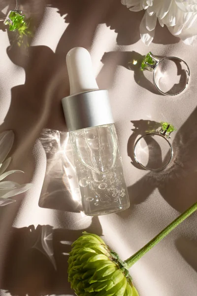 Una Botella Transparente Con Producto Cosmético Natural Sobre Fondo Rosa — Foto de Stock