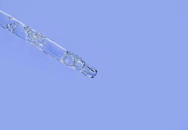 Сыворотка Стеклянной Пипетке Голубом Фоне Косметическая Жидкость Основе Полиглутаминовой Кислоты — стоковое фото