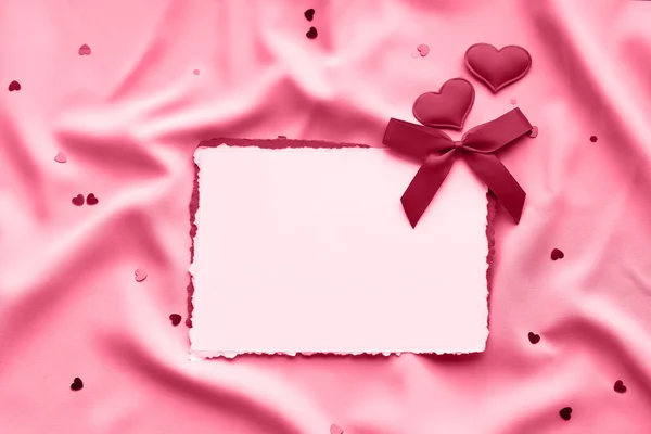 День Святого Валентина Чистый Белый Лист Бумаги Декоративными Красными Сердцами — стоковое фото