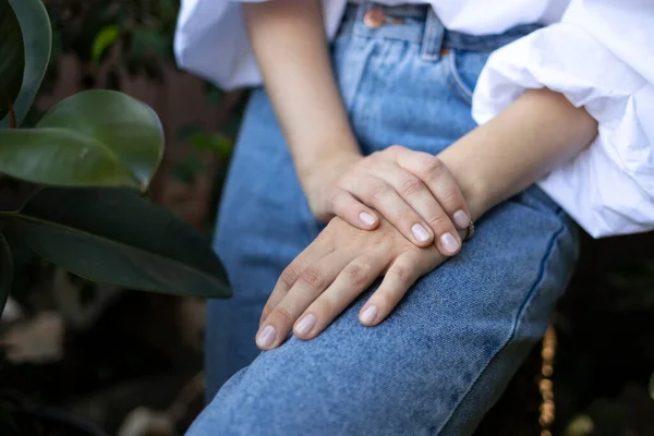 Mãos Bem Tratadas Jovens Com Manicura Natural Uma Menina Uma Imagens Royalty-Free