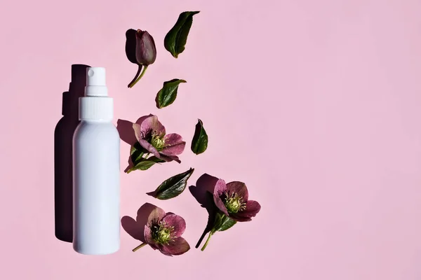 Botella Plástico Blanco Flores Naturales Sobre Fondo Rosa Cosméticos Para — Foto de Stock