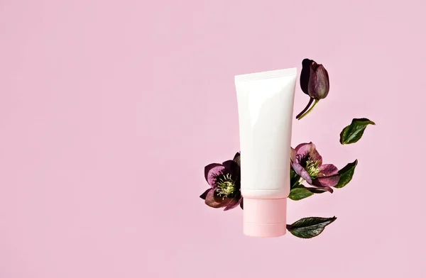 Tubo Cosméticos Branco Vazio Fundo Rosa Com Flores Rosa Delicadas — Fotografia de Stock
