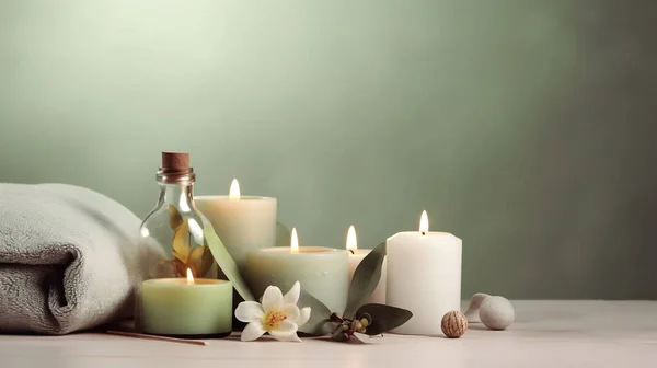 Spa seti, mumlar, havlular ve masaj taşları. Yan görünüm, metin için boşluk.