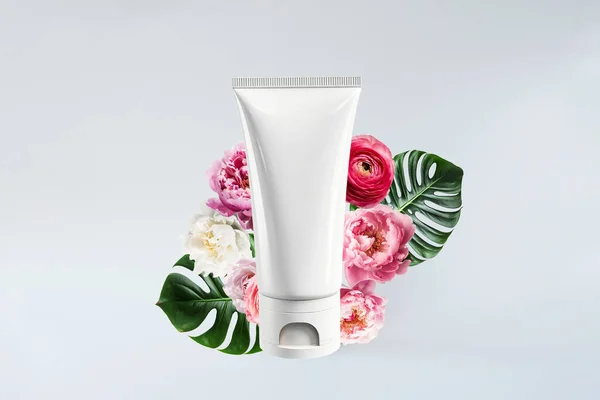 Fehér Műanyag Csomagolás Egy Kozmetikai Rózsákkal Bazsarózsákkal Zöld Levelekkel Világos — Stock Fotó