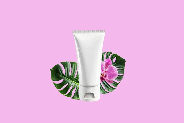 Fehér Műanyag Kozmetikai Csomagolás Zöld Levelekkel Világos Rózsaszín Háttérrel Oldalnézet — Stock Fotó