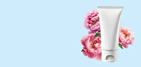 Mock Tubo Plástico Garrafa Aperto Branco Peônia Rosa Pastel Conceito — Fotografia de Stock