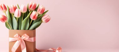 Pastel arka planda hediye paketinde bir buket lale. Pankart, yan görünüm, metin için boşluk.